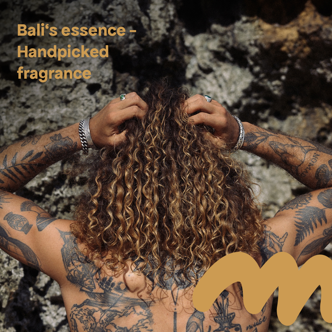 Abbildung des Hinterkopfes eines Mannes mit Schönem lockigen Haar vor Steinfelsen und der Überschrift: "Bali's essence - Handpicked fragrance" in der linken oberen Ecke