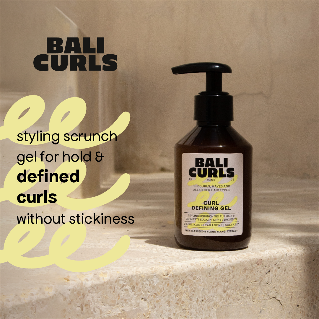 Abbildung des Bali Curls Curl defining Gel auf beigen Steintreppenstufen und der Beschreibung: "styling scrunch gel for hold & defined curks without stickiness" auf der linken Seite