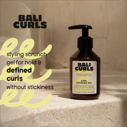Abbildung des Bali Curls Curl defining Gel auf beigen Steintreppenstufen und der Beschreibung: "styling scrunch gel for hold & defined curks without stickiness" auf der linken Seite