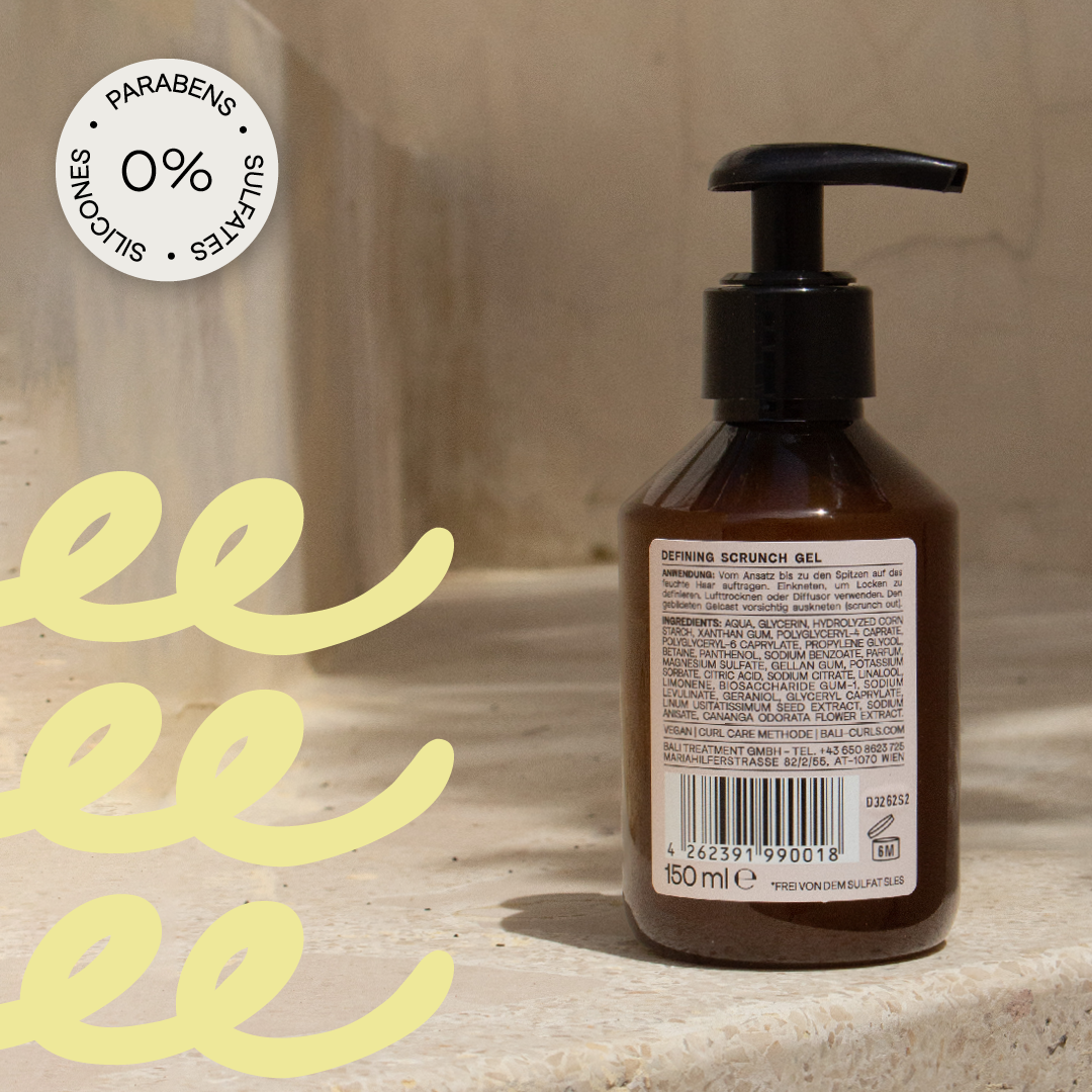 Abbildung der Rückseite des Bali Curls Curl Defining Gels auf Beigen Treppenstufen und einem: "0% Parabens, Sulfates and Silicones" Sticker in der linken oberen Ecke