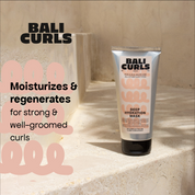 Abbildung der Bali Curls Deep Hydration Mask auf Beigen Steintreppen und der Beschreibung: "Moisturizes & regenerates for Strong & well-groomed Curls" auf der linken Seite