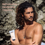 Abbildung eines Oberkörperfreien Mannes mit schönem Lockigem Haar, Bart, Kette vor Steinfelsen, der Bali Curls Deep Hydration Mask in der Hand und der Überschrift: "Bali´s essence - Handpicked fragrance" in der linken oberen Ecke