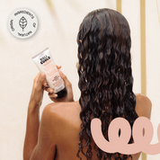 Abbildung des Hinterkopfes einer Frau mit schönen lockigen Haaren, der Bali Curls deep Hydration Mask in der Hand und einem: " Ingredients of Natural Origin." Sticker in der linken oberen Ecke