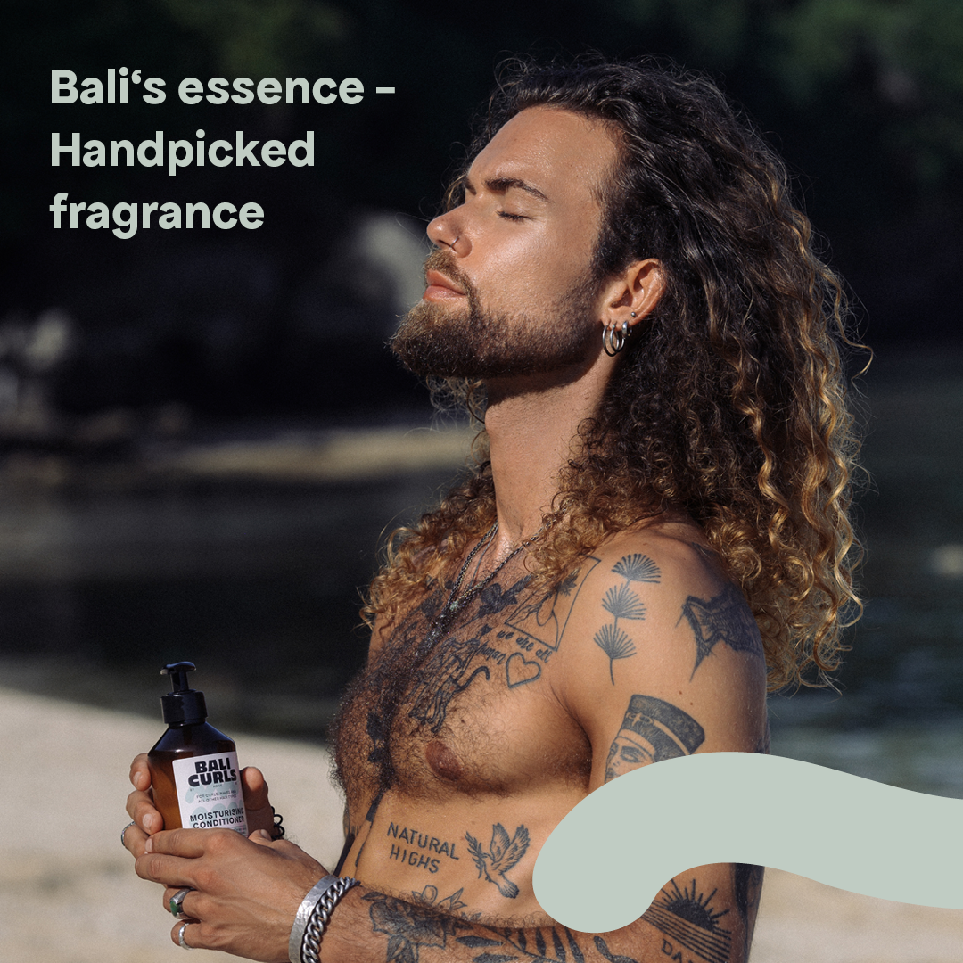 Abbildung von Hank am Strand mit geschlossenen Augen, dem Bali Curls Moisturising Conditioner in der Hand und der Überschrift: "Bali's essence - Handpicked fragrance" in der linken oberen Ecke