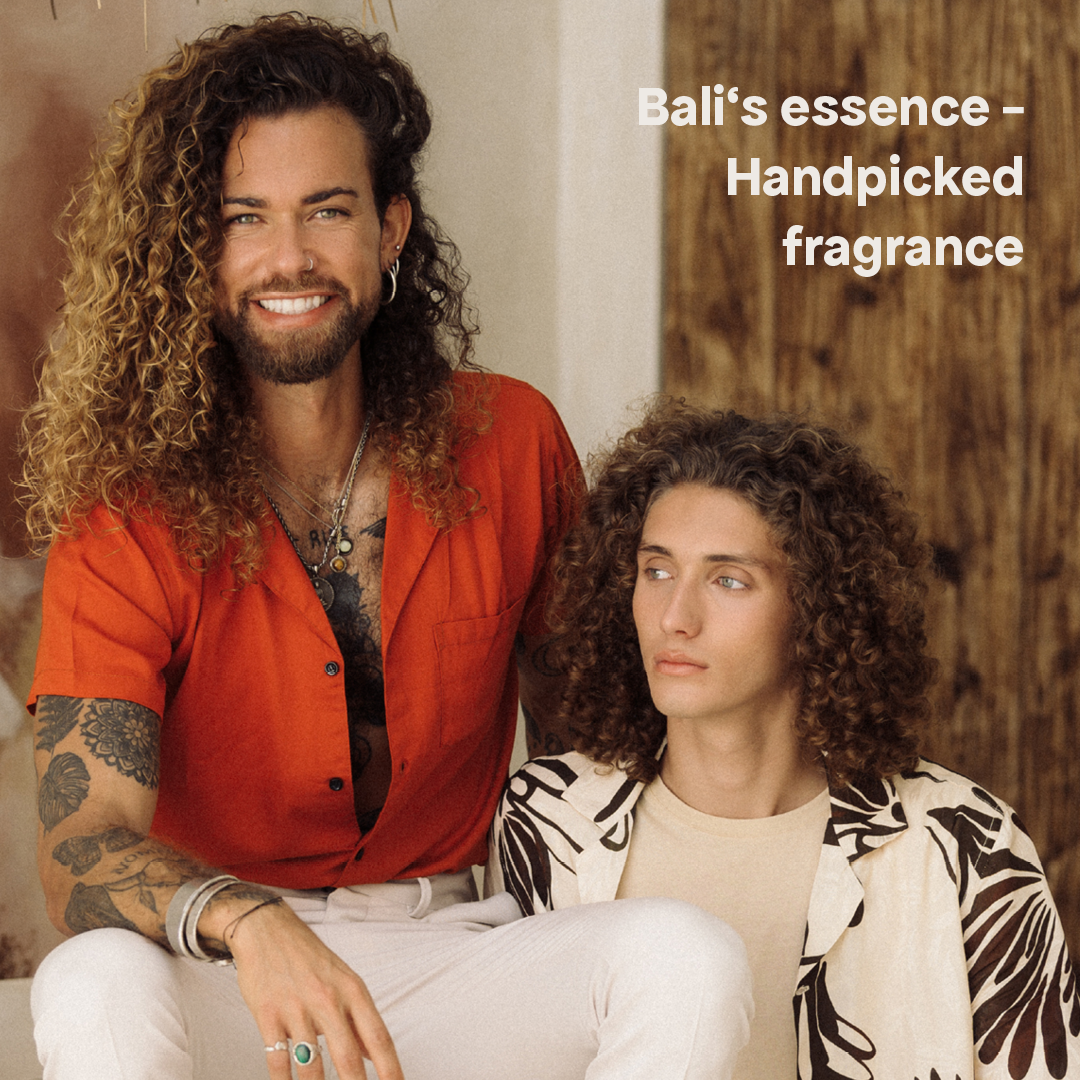 Abbildung von Hank und einem Mann mit schönem Lockigem Haar im Hemd mit Text in der Rechten oberen ecke: "Bali´s essence Handpicked fragrence"