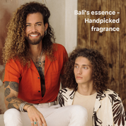 Abbildung von Hank und einem Mann mit schönem Lockigem Haar im Hemd mit Text in der Rechten oberen ecke: "Bali´s essence Handpicked fragrence"