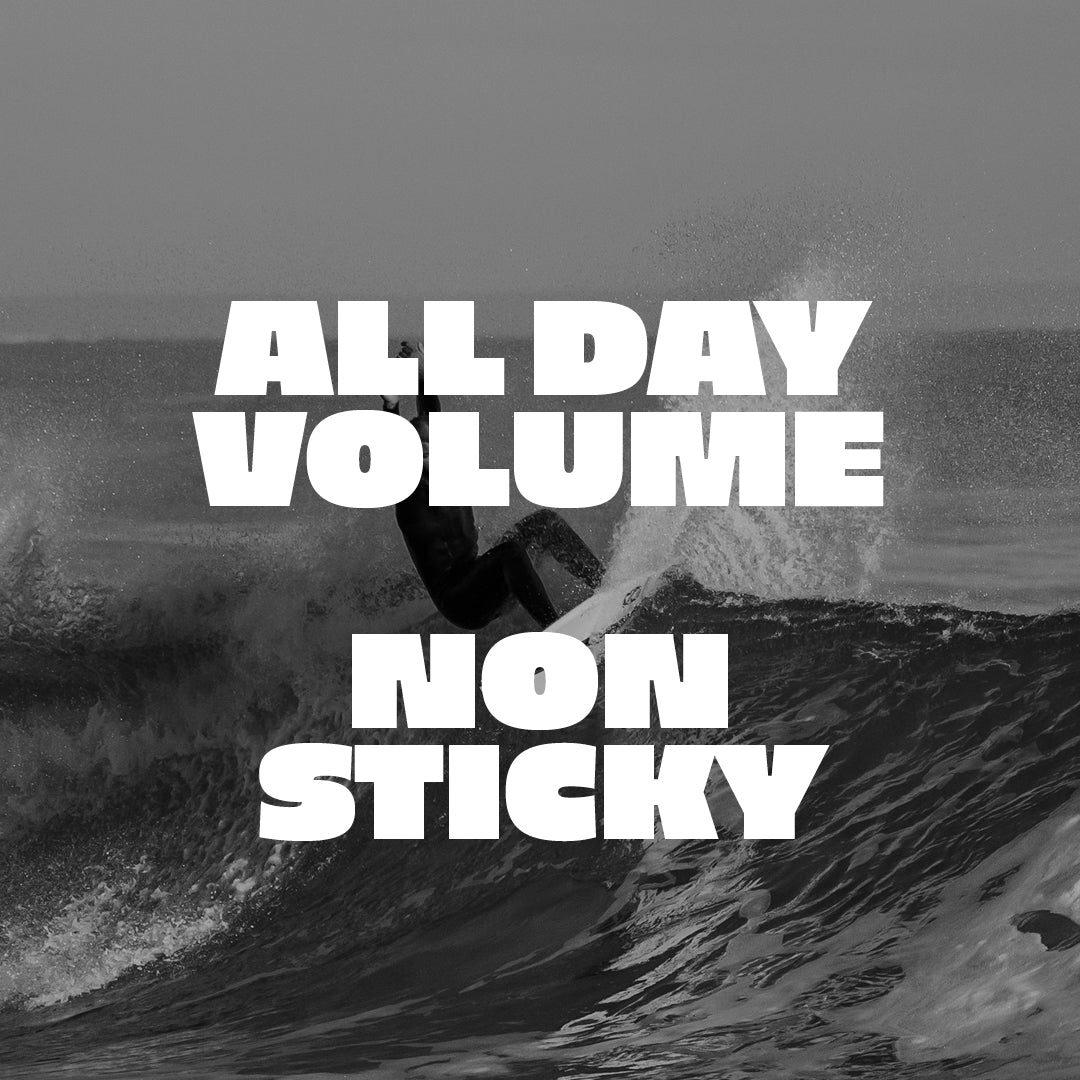 Abbildung eines Surfers der gerade einen Stunt auf einer Welle ausführt in Schwarz-weiß mit der Aufschrift: "All Day Volume" und "Non Sticky"