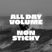 Abbildung eines Surfers der gerade einen Stunt auf einer Welle ausführt in Schwarz-weiß mit der Aufschrift: "All Day Volume" und "Non Sticky"