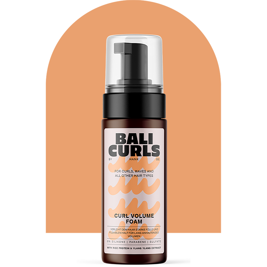 Bali Curls Curl Volume Foam Produktabbildung vor orangefarbener Bogenform