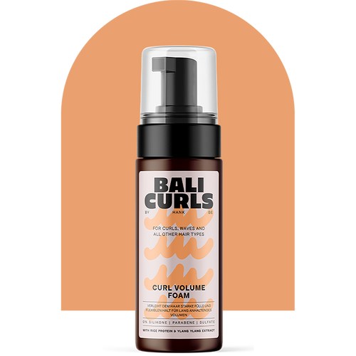 Bali Curls Curl Volume Foam Produktabbildung vor orangefarbener Bogenform