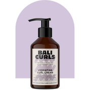 Bali Curls Hydrating Curl Cream Produktabbildung vor lavendel farbenem Bogen mit transparentem Hintergrund