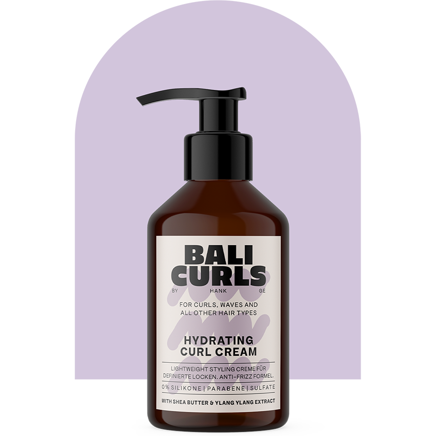 Bali Curls Hydrating Curl Cream Produktabbildung vor Lavendel fabrenem Bogen mit transparentem Hintergrund