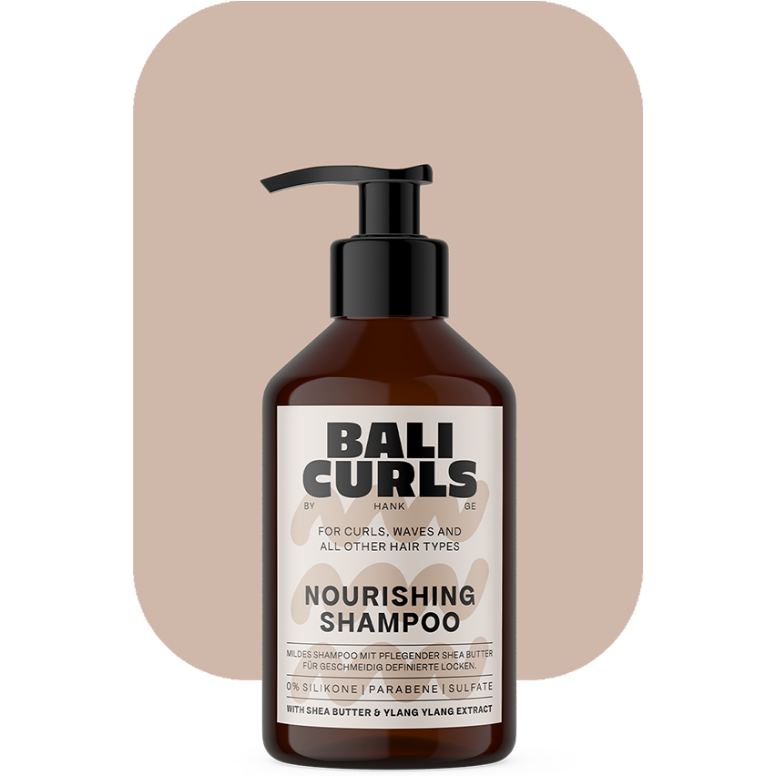 Bali Curls Nourishing Shampoo Produktabbildung vor beigem Rechteck mit abgerundeten Ecken und Trnasparentem Hintergund