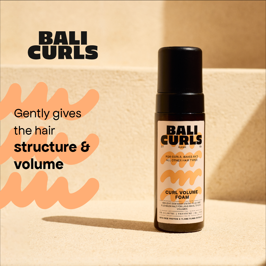 Abbildung des Bali Curls Curl Volume Foam auf Steintreppen mit der Beschreibung: "gently gives the Hair structure & volume" auf der linken Seite