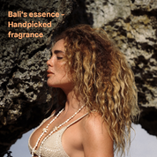 Abbildung einer Frau mit Schönem Haar vor einem Steinbogen mit der Überschrift: "Bali's Handpicked fragrance" in der linken oberen Ecke