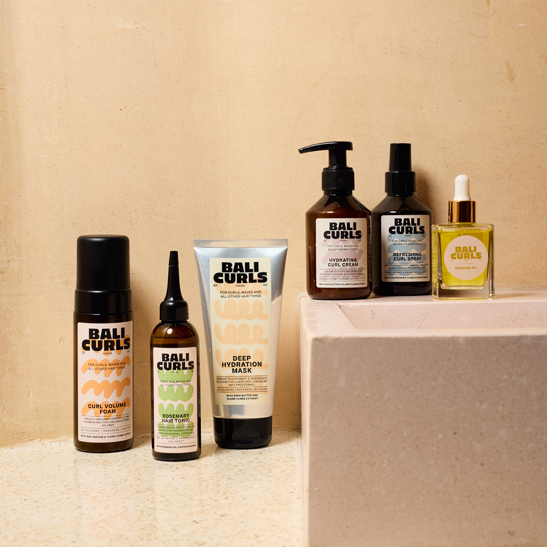 Abbildung verschiedenster Bali Curls Produkte auf einer Steinernen Ablage