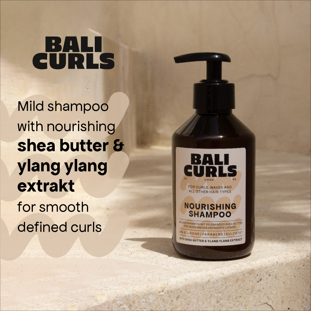 Bali Curls Nourishing Shampoo Abbildung auf Beigen Treppenstufen mit Produktbeschreibung: "Mild shampoo with nourishing shea butter & ylang ylang extrakt for smooth defined curls"