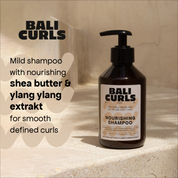 Bali Curls Nourishing Shampoo Abbildung auf Beigen Treppenstufen mit Produktbeschreibung: "Mild shampoo with nourishing shea butter & ylang ylang extrakt for smooth defined curls"