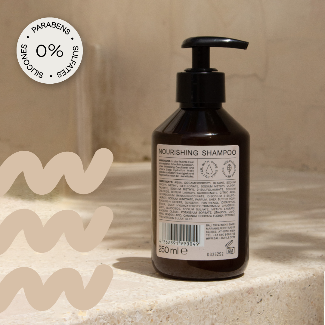 Bali Curls Nourishing Shampoo Abbildung der Rückseite auf Beigen Treppenstufen mit: "0% Parabens, Sulfate und Silicones" Sticker in der linken oberen Ecke