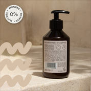 Bali Curls Nourishing Shampoo Abbildung der Rückseite auf Beigen Treppenstufen mit: "0% Parabens, Sulfate und Silicones" Sticker in der linken oberen Ecke