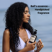 Abbildung eine Frau in Lavendelfarbenen Badeanzug mit schönem Lockigen Haar am Meer mit Bali Curls Nourishing Shampoo in der Hand und einer: "Bali`s essence - Handpicked fragrance" Überschrift in der rechten oberen Ecke