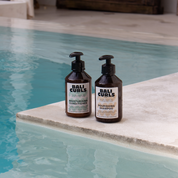 Abbildung des Bali Curls Nourishing Shampoos und Moisturising Conditioner auf Ecke eines Pools