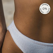 Abbildung der linken Taillen hälfte einer Frau mit weißer Unterwäsche und einem: "0% Parabene, Sulfate und Silikone" Sticker in der rechten oberen ecke