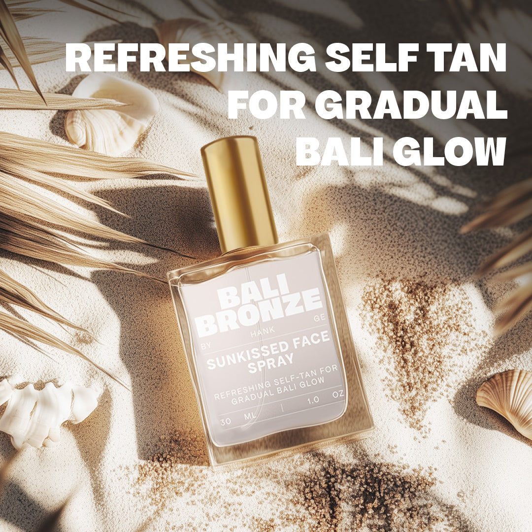 Bali Bronze Sunkissed Spray Produktabbildung von oben, im Sand umringt von Pflanzen und Muscheln un der Überschrift: "Refreshing Self Tan For Gradual Bali Glow"
