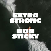 Aufnahme eines Surfers der gerade eine aufbauende welle nimmt mit der Aufschrift: "Extra Strong" und "Non Sticky"