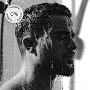 Abbildung des Gesichts Mannes unter der Dusche mit geschlossenen Augen in Schwarz-weiß und einem: "0% Parabene, Sulfate und Silikone" Sticker