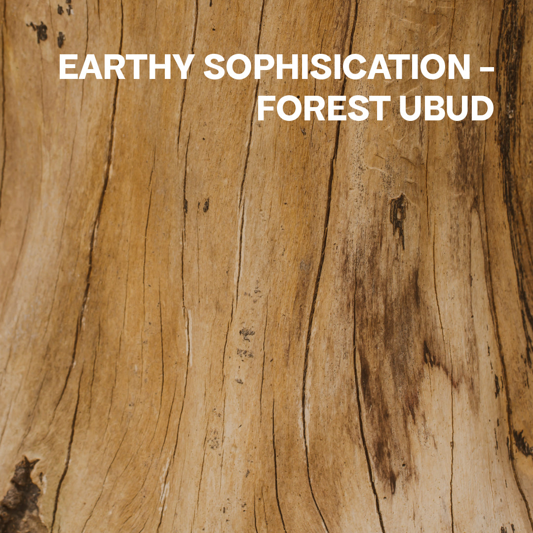 Nahaufnahme von Holz mit Rissen und der Überschrift: "Earthy Sophisication - Forest Ubud"